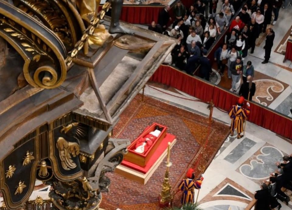 Vaticano detalha programação de homenagens e sepultamento do Papa Francisco
