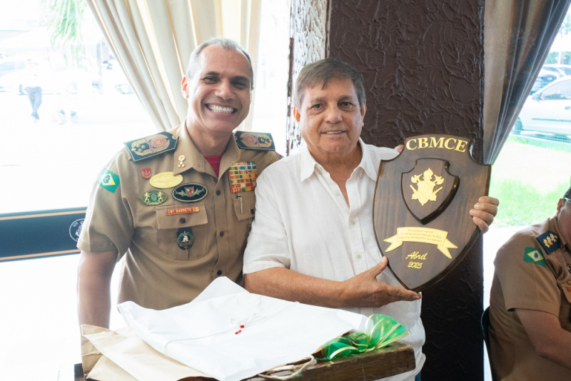 Sessão parabéns - Comandante-geral do Corpo de Bombeiros do Ceará, coronel Cláudio Barreto, comemora aniversário em almoço no Iate Clube