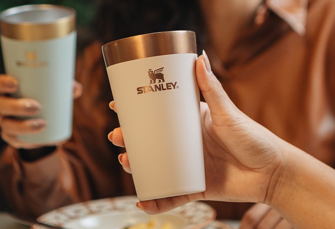 Como o copo Stanley virou objeto de desejo e conquistou praias e redes sociais