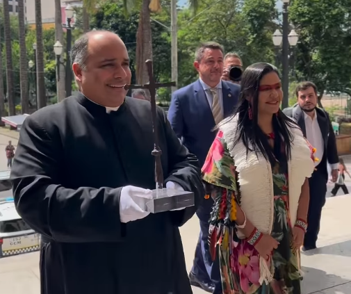 Cruz utilizada na primeira missa do Brasil chega a São Paulo e dá início a roteiro pelo país