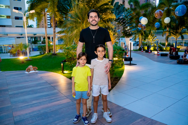 Momentos em família - Manoella Linhares e Sávio Kelvin festejam os 2 anos do filho Otto com alegria e diversão
