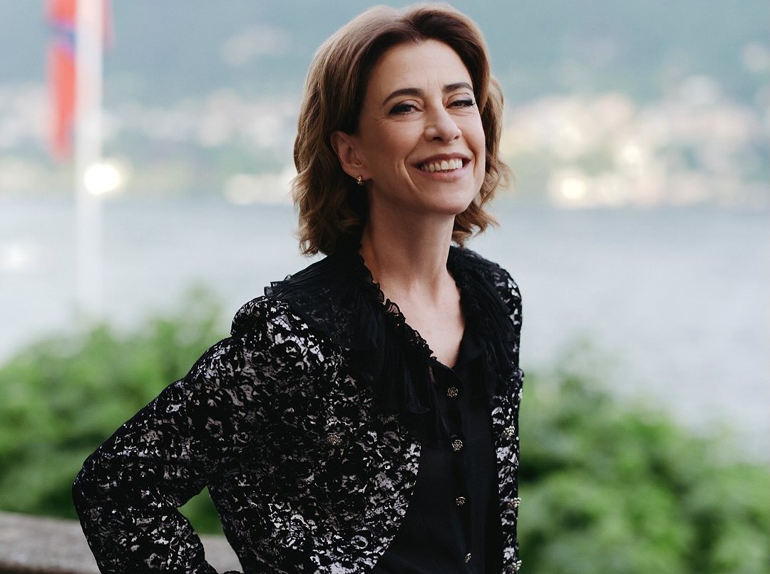 Fernanda Torres brilha entre celebridades no desfile da Chanel em palácio italiano