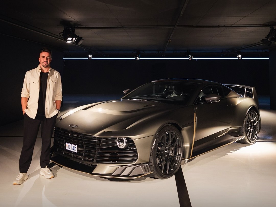 Do grid para as ruas: Fernando Alonso estreia o exclusivo Aston Martin Valiant em Mônaco