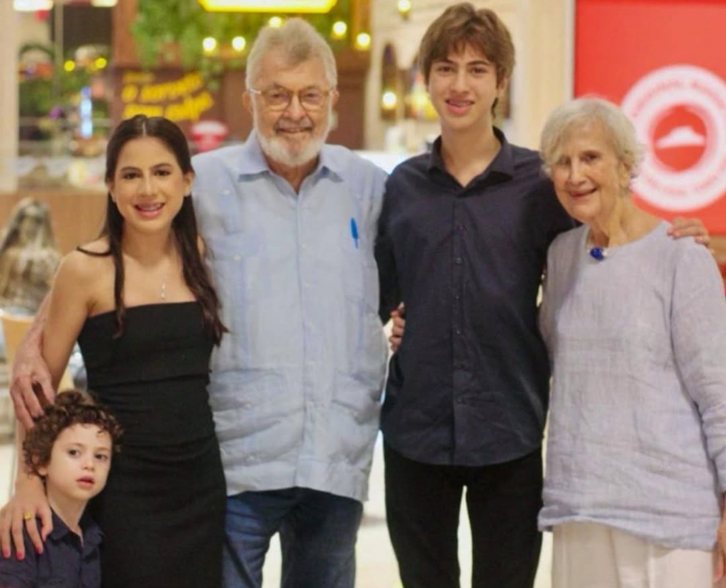 Luísa Com Os Irmãos E Os Avós