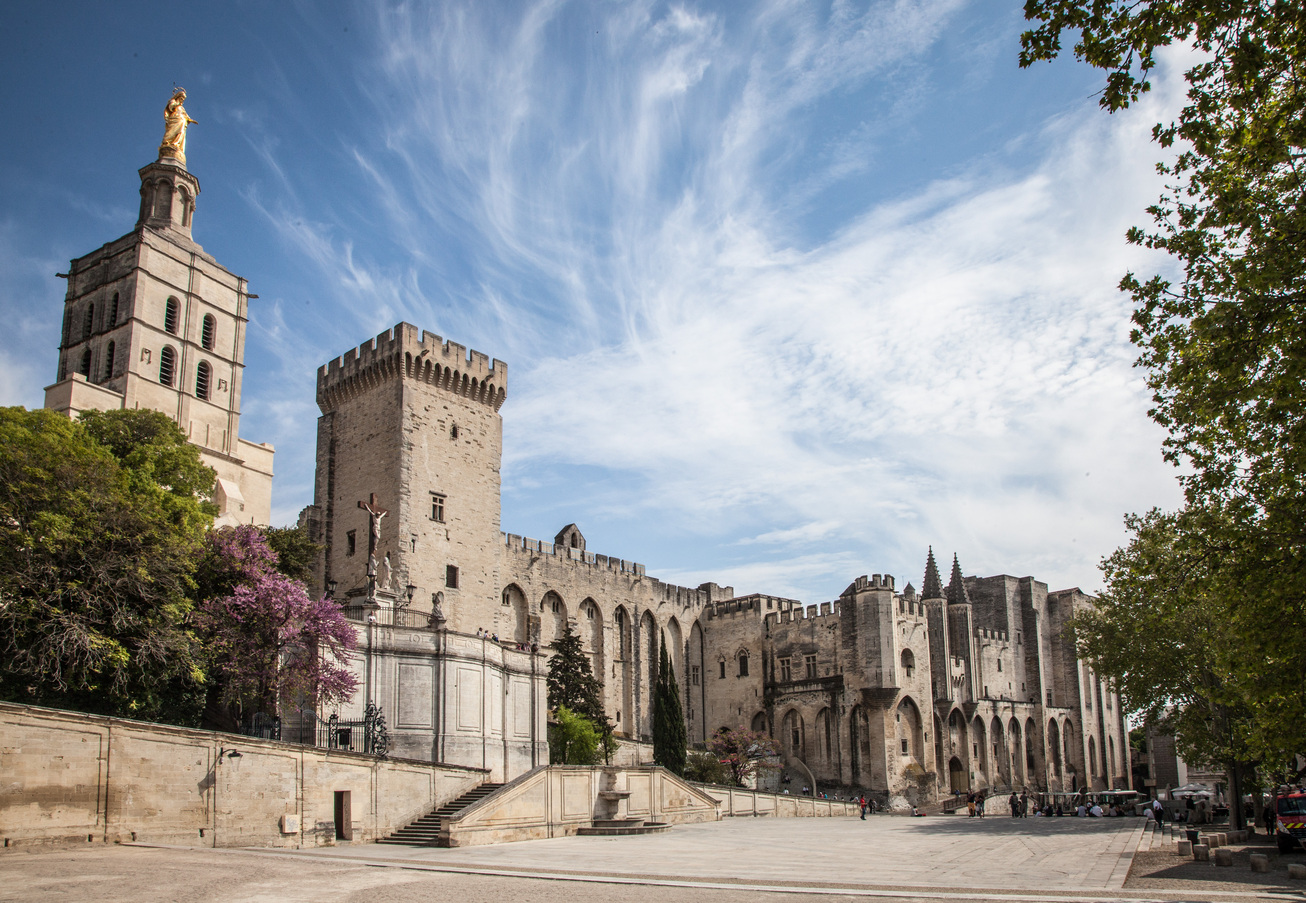Louis Vuitton leva coleção Cruise 2026 ao Palais des Papes, na França