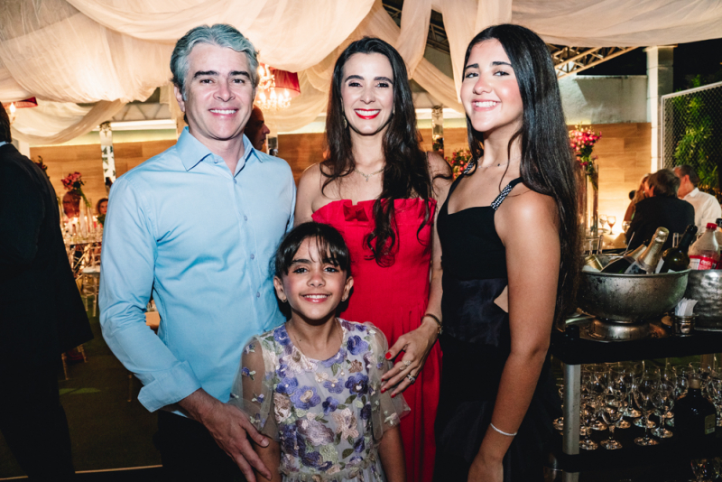 Sessão début - Maria Clara Carvalho reúne família e amigos em festa de 15 anos
