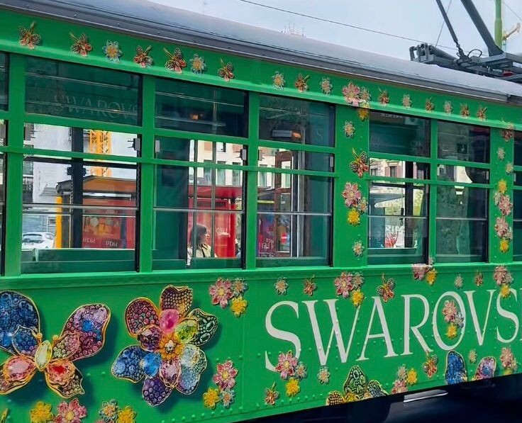 Brilho sobre trilhos: Swarovski encanta Milão com bondinho na Design Week