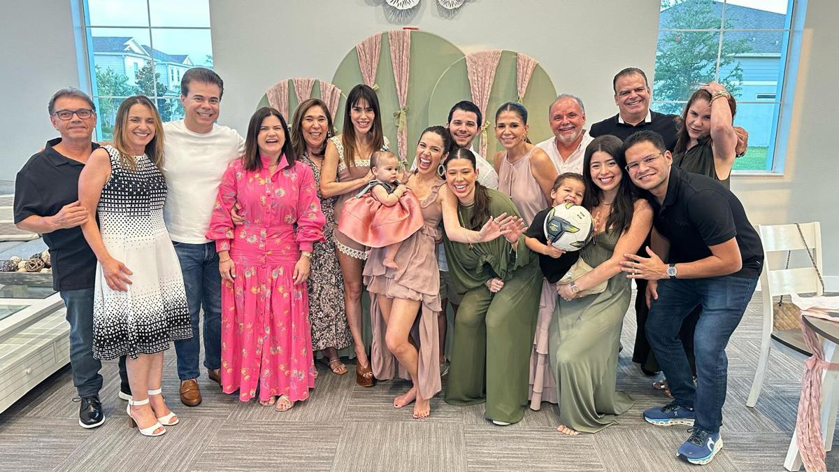 Nicole Vasconcelos e Pedro Paulo Carapeba festejam o primeiro aninho da filha Olivia em Orlando