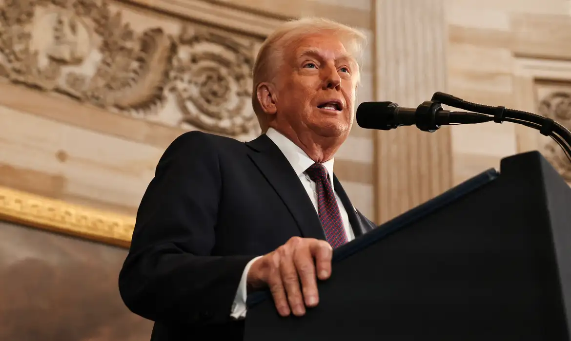 Ameaça de Trump de impor tarifa de 25% sobre iPhones feitos fora dos EUA deve elevar preços