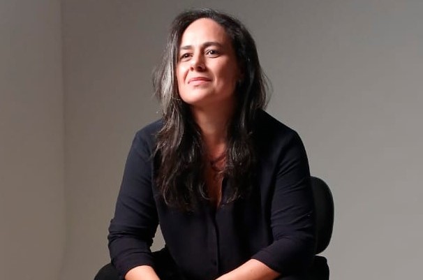 Alana Girão Alencar lança livro “Dores Subversivas” em noite poética no Flores Arte Bistrô