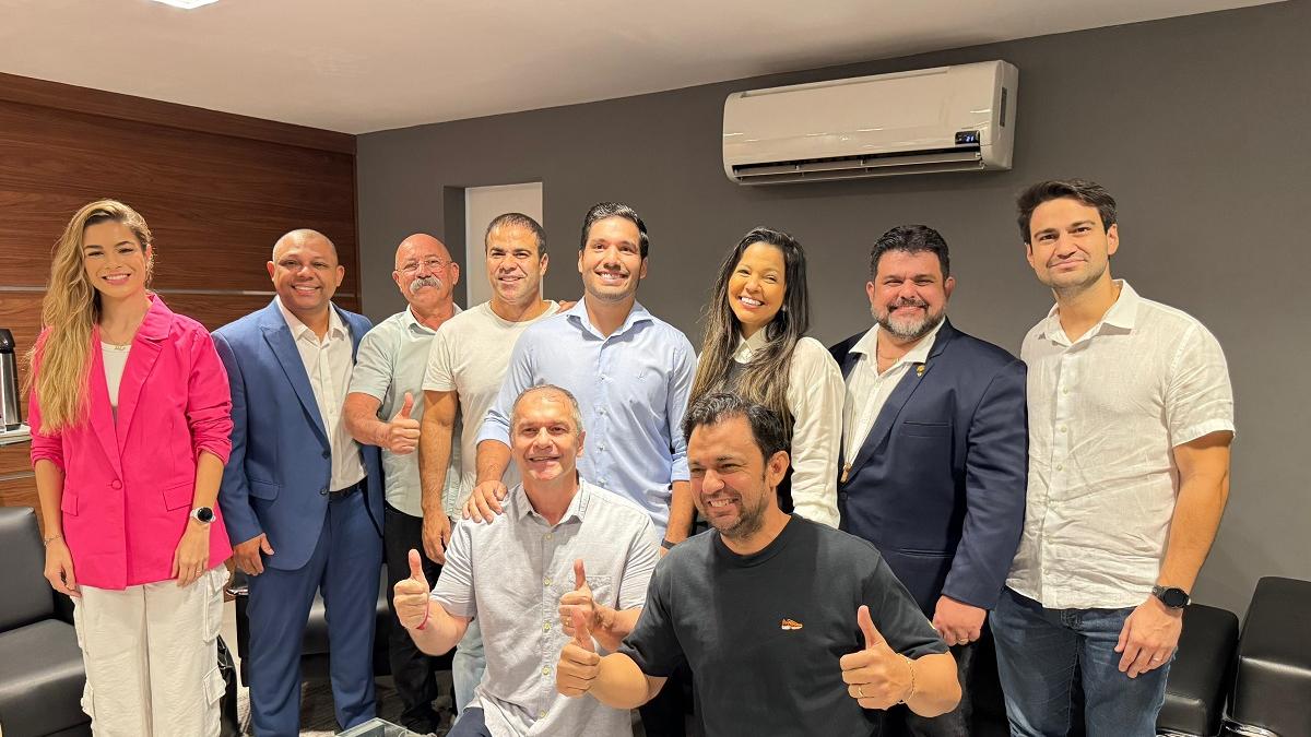 André Fernandes reúne vereadores de oposição e faz elogios a Ciro e Tasso