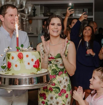 Camile Quintão brinda nova volta ao sol ao lado da família e de amigos próximos