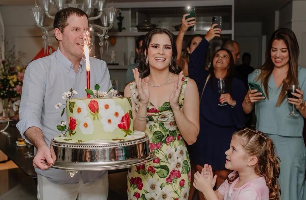 Camile Quintão brinda nova volta ao sol ao lado da família e de amigos próximos