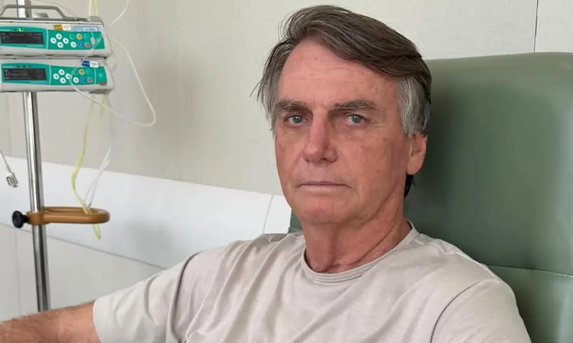 Bolsonaro passa por cirurgia de hérnia em Brasília e permanece em observação