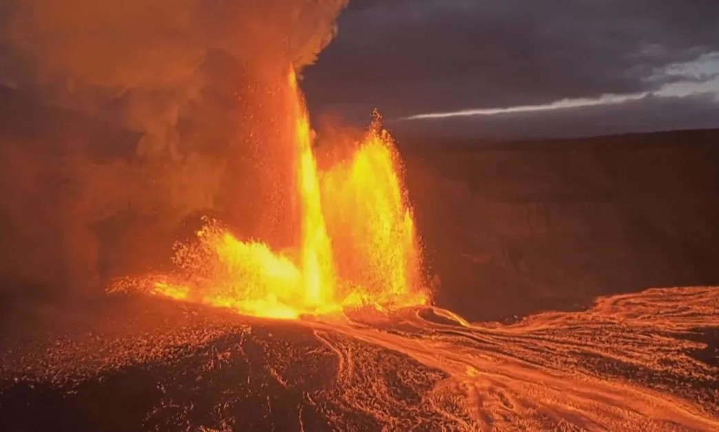 Vulcão Kilauea inicia nova fase de erupção com fontes de lava e jatos com mais 300 metros