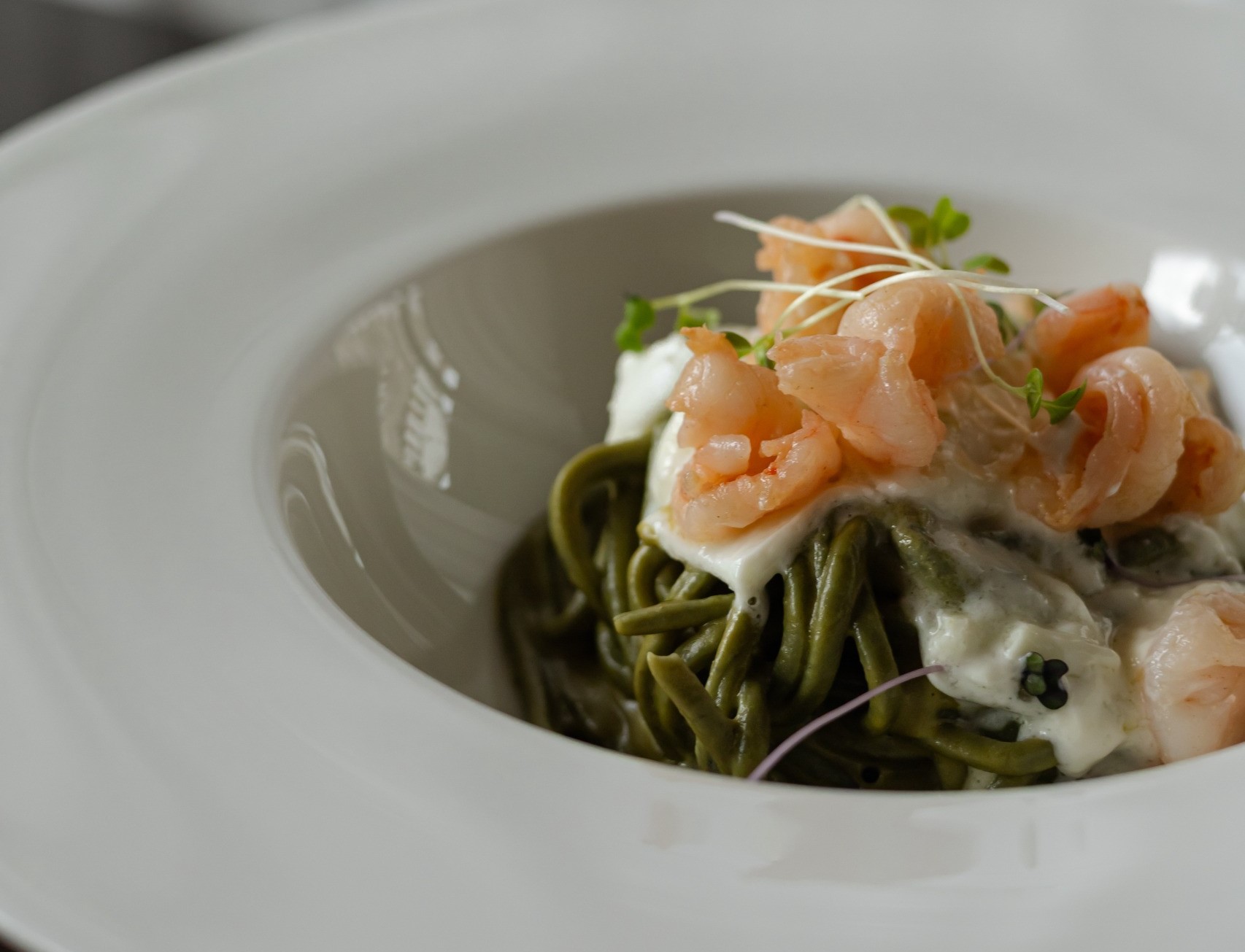 Capa Massa Verde Tonnarelli, Emulsão De Pistache, Finalizado Com Creme De Burrata E Camarões.
