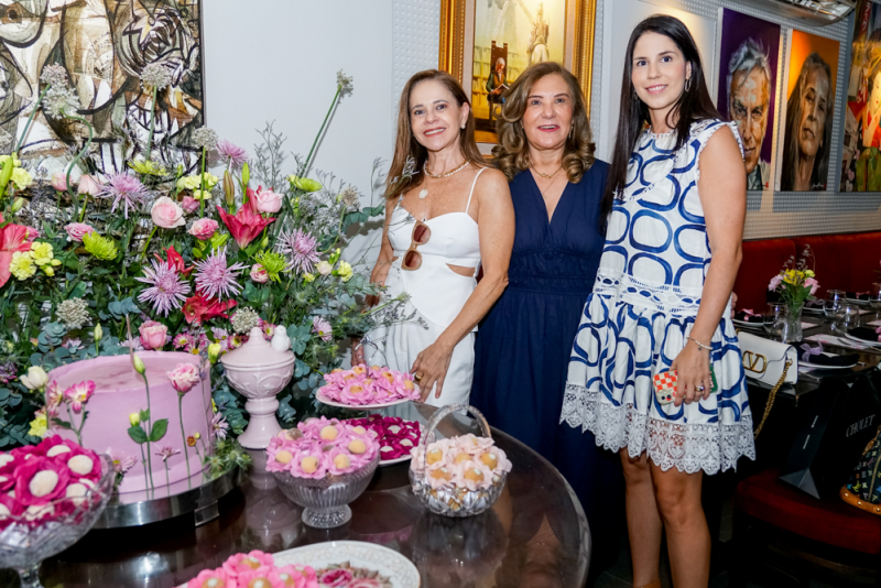 Sessão parabéns - Marina Cabral ganha festa de aniversário surpresa orquestrada por Leonardo Albuquerque em Fortaleza