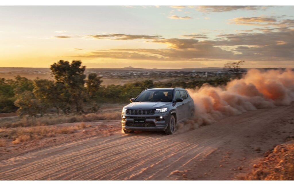 Jeep Compass na versão Blackhawk é insano como esportivo e feroz com 272 cv