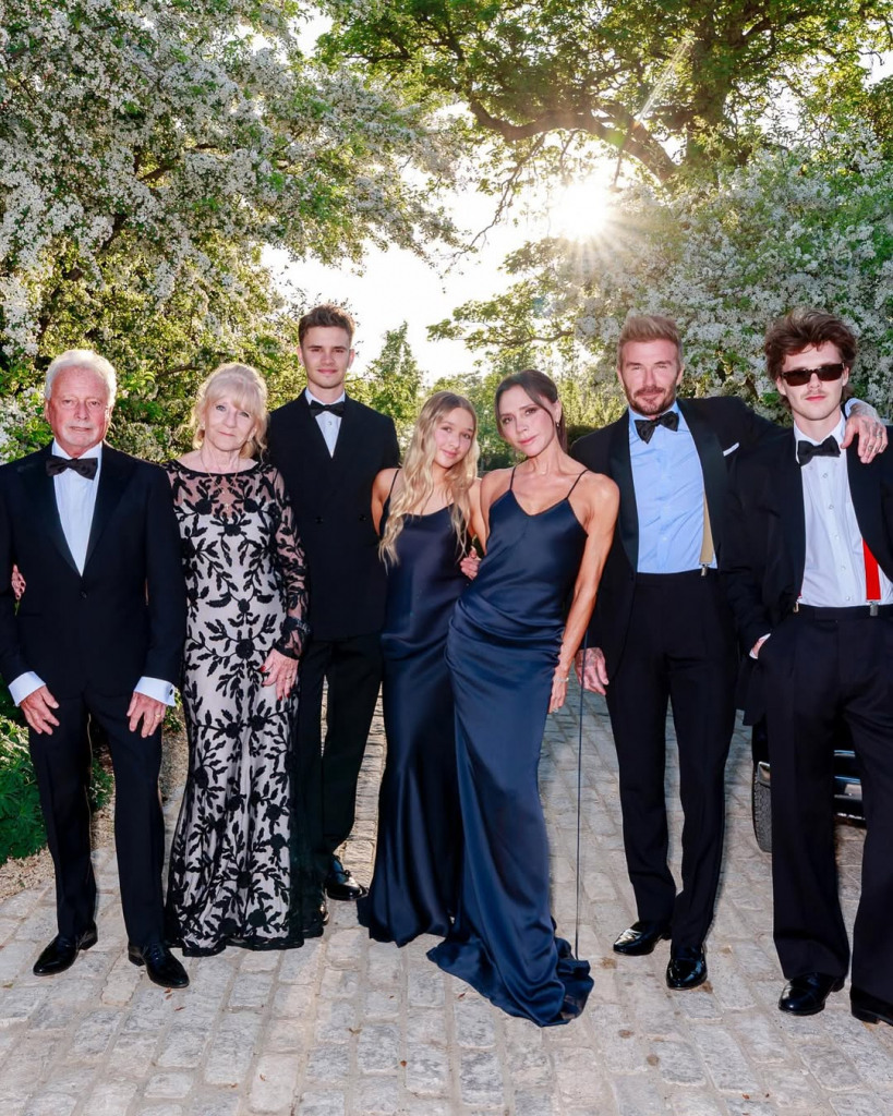 Creating Special Memories With Family And Friends. We Love You All @romeobeckham @cruzbeckham #harperseven Xx (4)