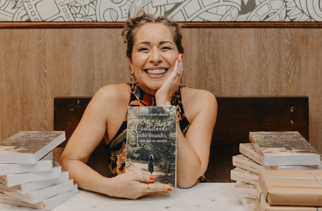 Cinthia Rian Arena apresenta “Cinthilando pelo mundo” em noite de autógrafos no RioMar Fortaleza