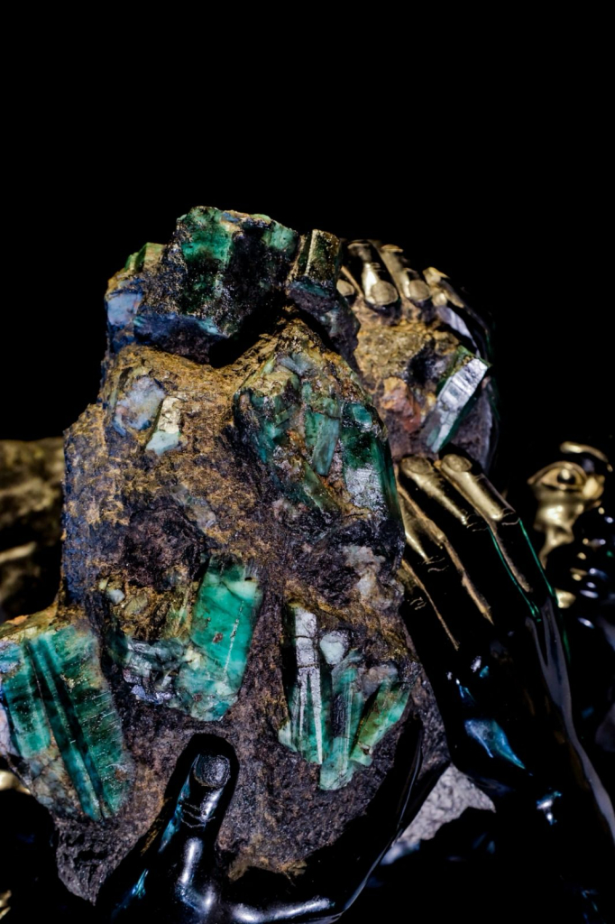 Escultura Garimpeiros, Com 13 Cristais De Esmeralda Bruta, Será Leiloada Por Lance Inicial De R$ 200 Milhões (2)