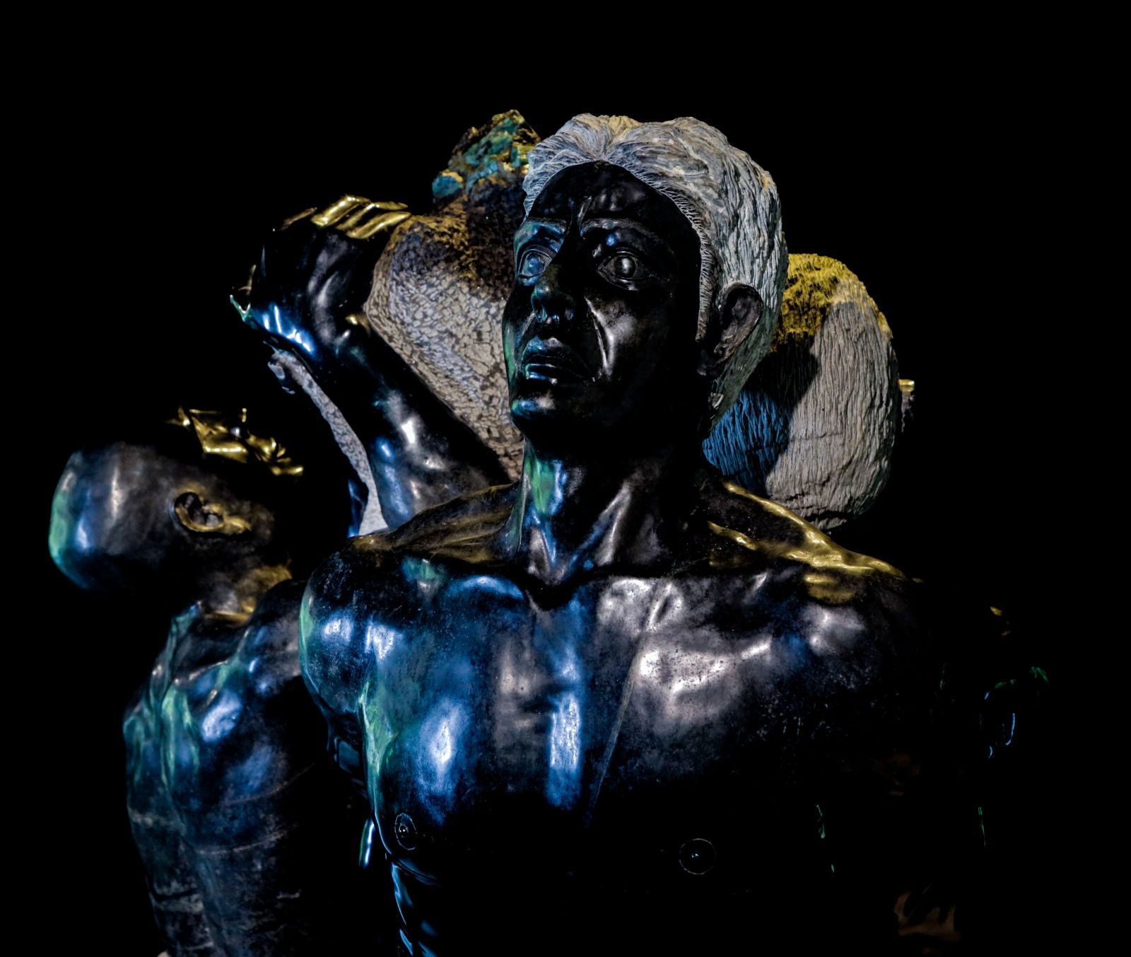 Escultura cravejada de esmeraldas vai a leilão com lance inicial de R$ 200 milhões