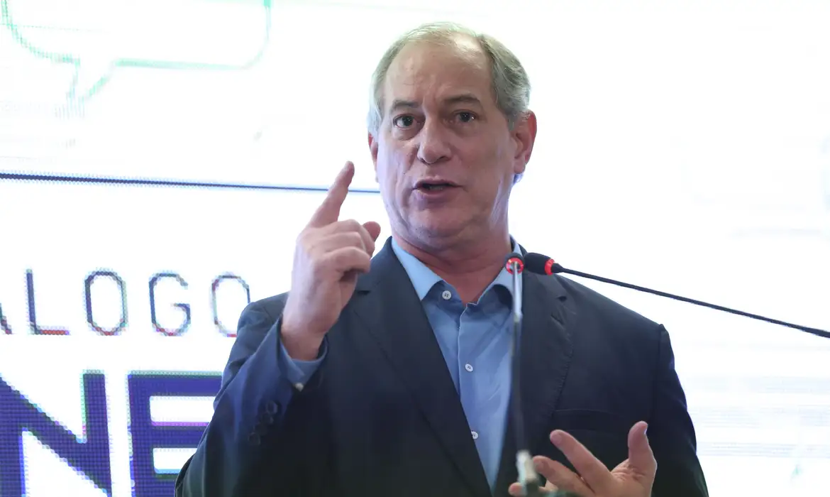 Ciro Gomes descarta candidatura ao Governo do Ceará e endossa nome de Roberto Cláudio