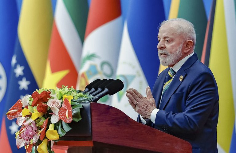 Em Pequim, Lula critica guerras comerciais e defende reforma na ordem global