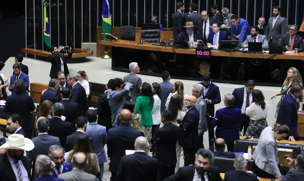 Câmara dos Deputados aprova reajuste salarial para servidores públicos. Impacto fiscal será de R$ 17,9 bi