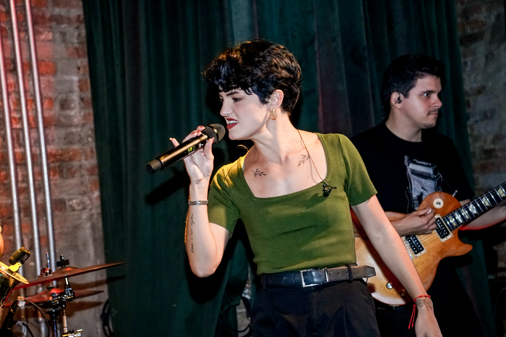 Moleska Gastrobar estreia projeto Mari Convida com show de Camila Marieta e experiências à mesa no Sótão Club
