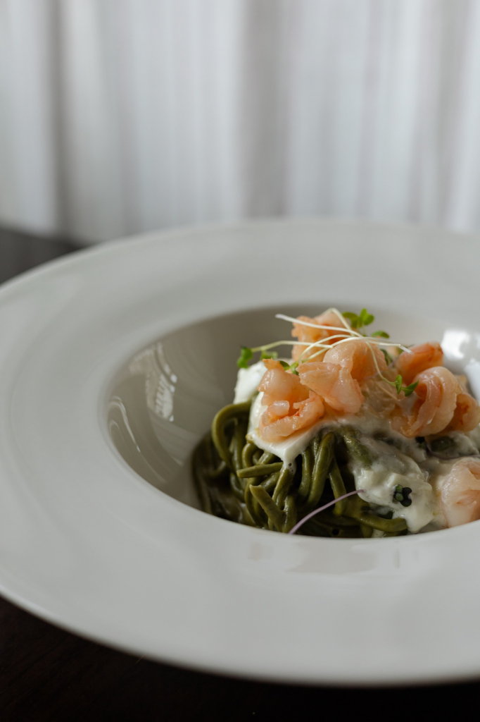 Massa Verde Tonnarelli, Emulsão De Pistache, Finalizado Com Creme De Burrata E Camarões.