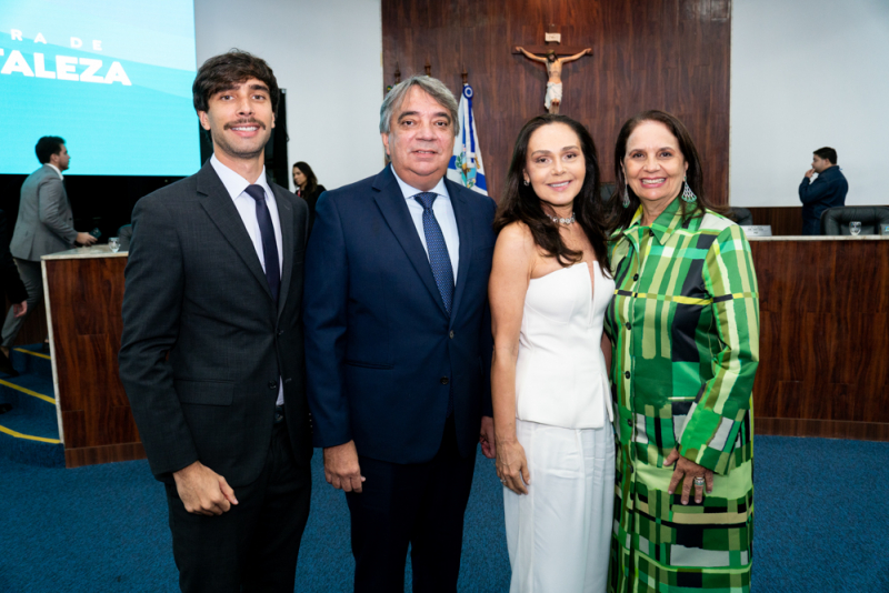 Reconhecimento público - Gaudêncio Lucena recebe título de Cidadão de Fortaleza em noite prestigiada na Câmara Municipal