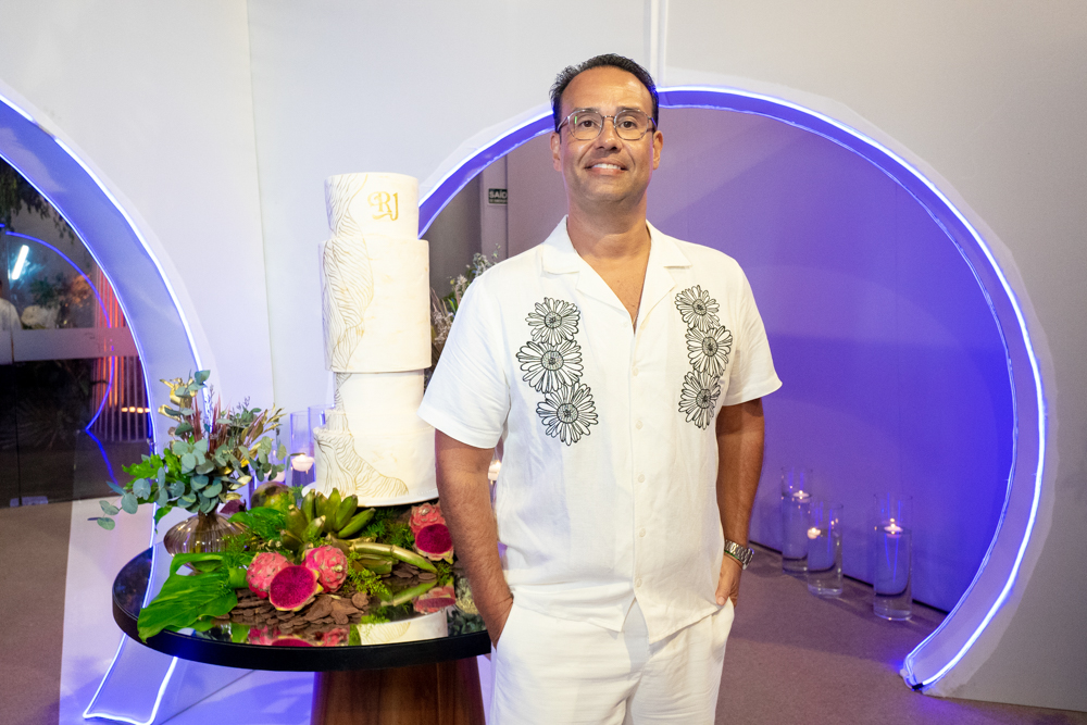 Rapha Joca festeja nova idade com White Party no La Casa Lounge