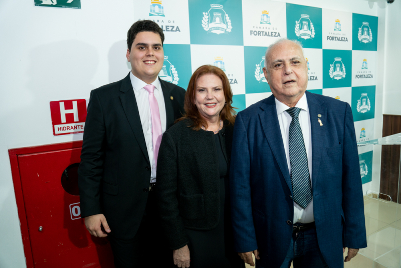 Reconhecimento público - Gaudêncio Lucena recebe título de Cidadão de Fortaleza em noite prestigiada na Câmara Municipal