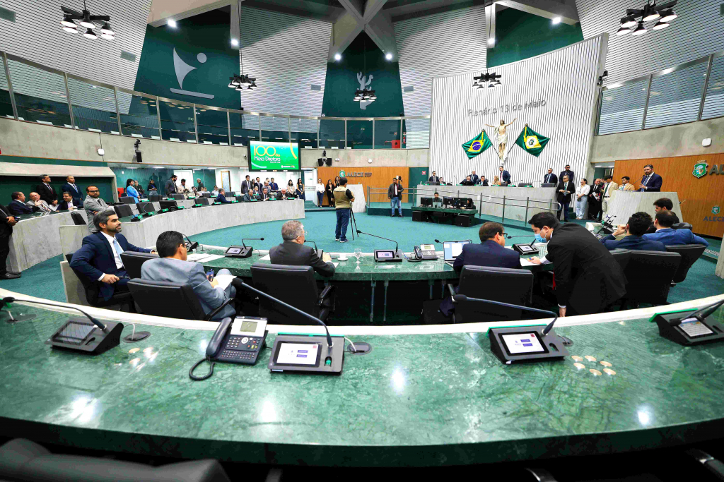 Alece entra em pré-disputa de 2026 com oposição em reorganização interna