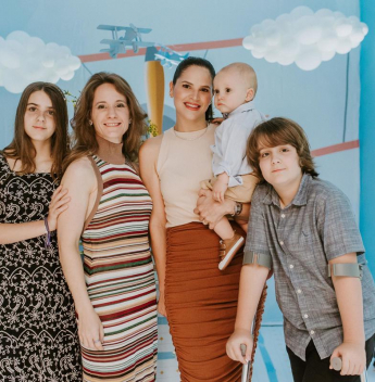 Carla Pontes e Amanda Arraes celebram o primeiro ano do filho Antônio com batismo e festa intimista