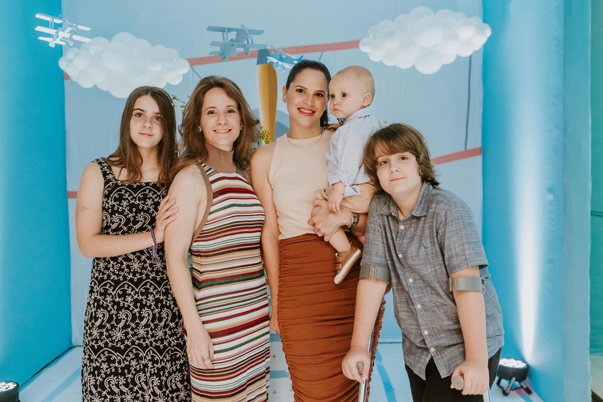 Carla Pontes e Amanda Arraes celebram o primeiro ano do filho Antônio com batismo e festa intimista
