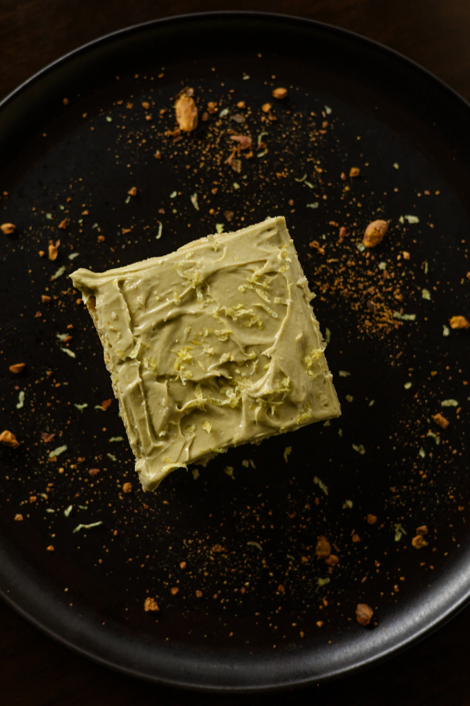 Tiramisù Com Creme De Pistache, Biscoitos Embebidos Em Calda De Limoncello, Finalizado Com Raspas De Limão Siciliano.