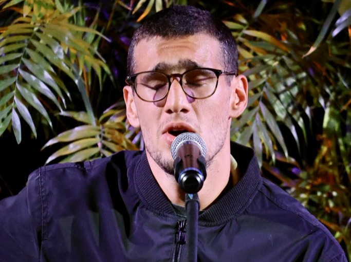 Voz e Violão - Sophie Charlotte e Tom Veloso fazem apresentação intimista no Emiliano Rio