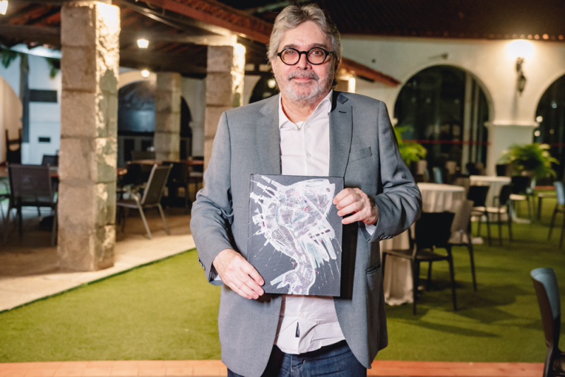 Colecionando afetos - Totonho Laprovitera lança livro em que revisita memórias e reflexões de sua trajetória de 50 anos