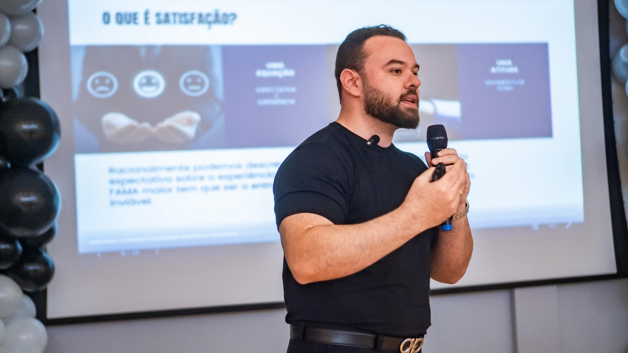 Vandi Monteiro palestra na Mizu Cimentos sobre cultura organizacional e satisfação do cliente