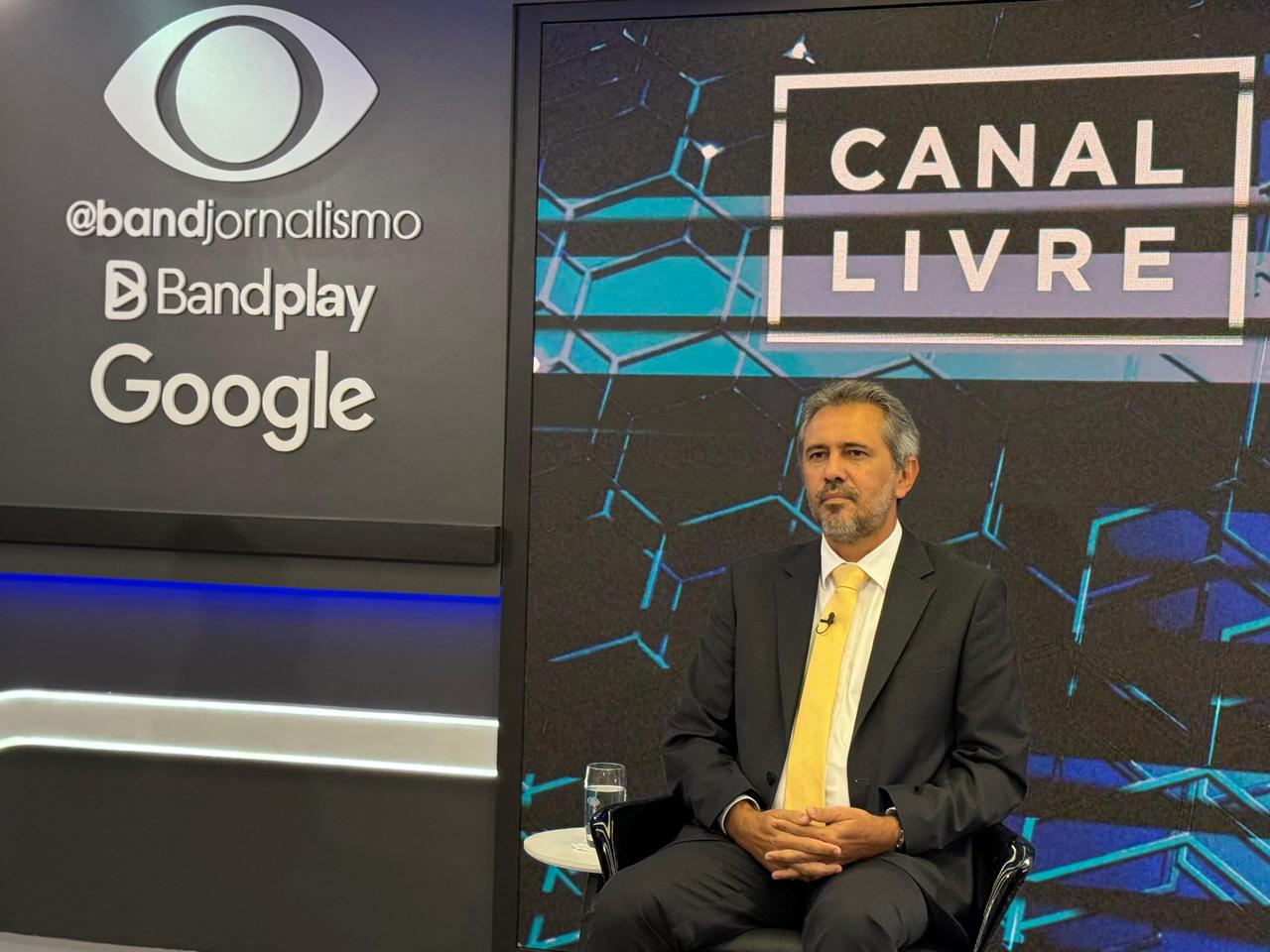 Governador Elmano de Freitas visita sede da Band e grava entrevista exclusiva para o Canal Livre