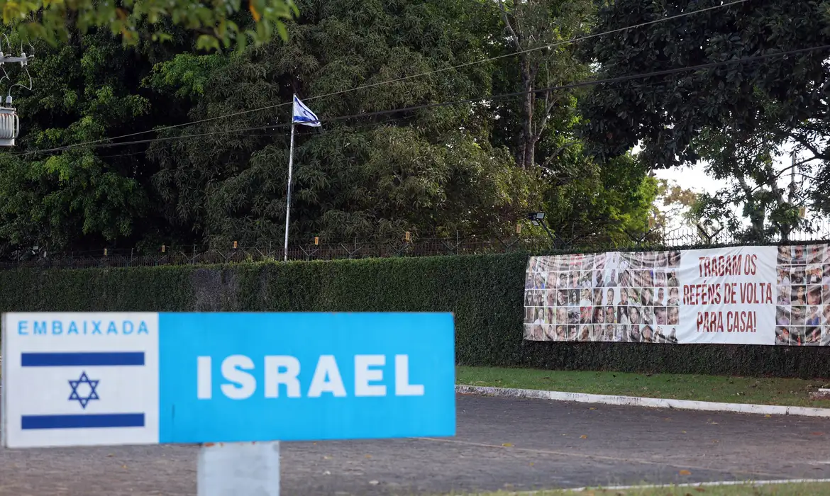 Conflito Israel-Irã: embaixada e consulado israelenses fecham no Brasil sem previsão de reabertura