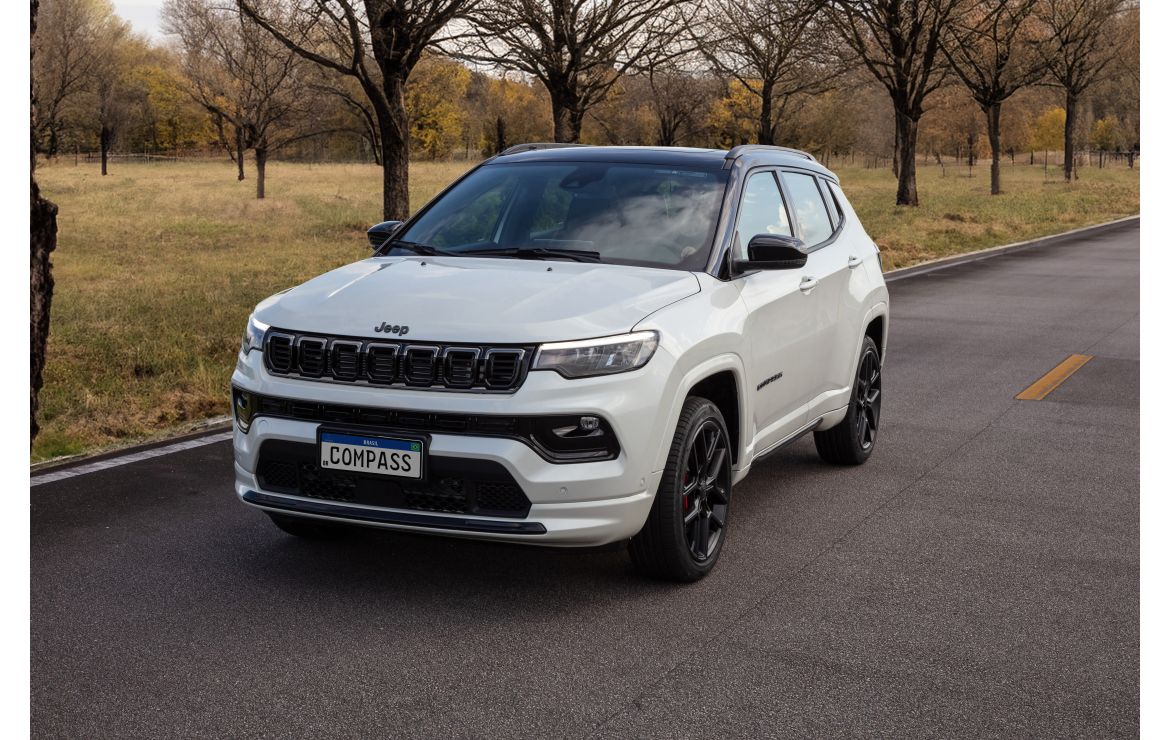 Compass fecha o mês entre os dez mais vendidos e a liderança entre os SUVs médios