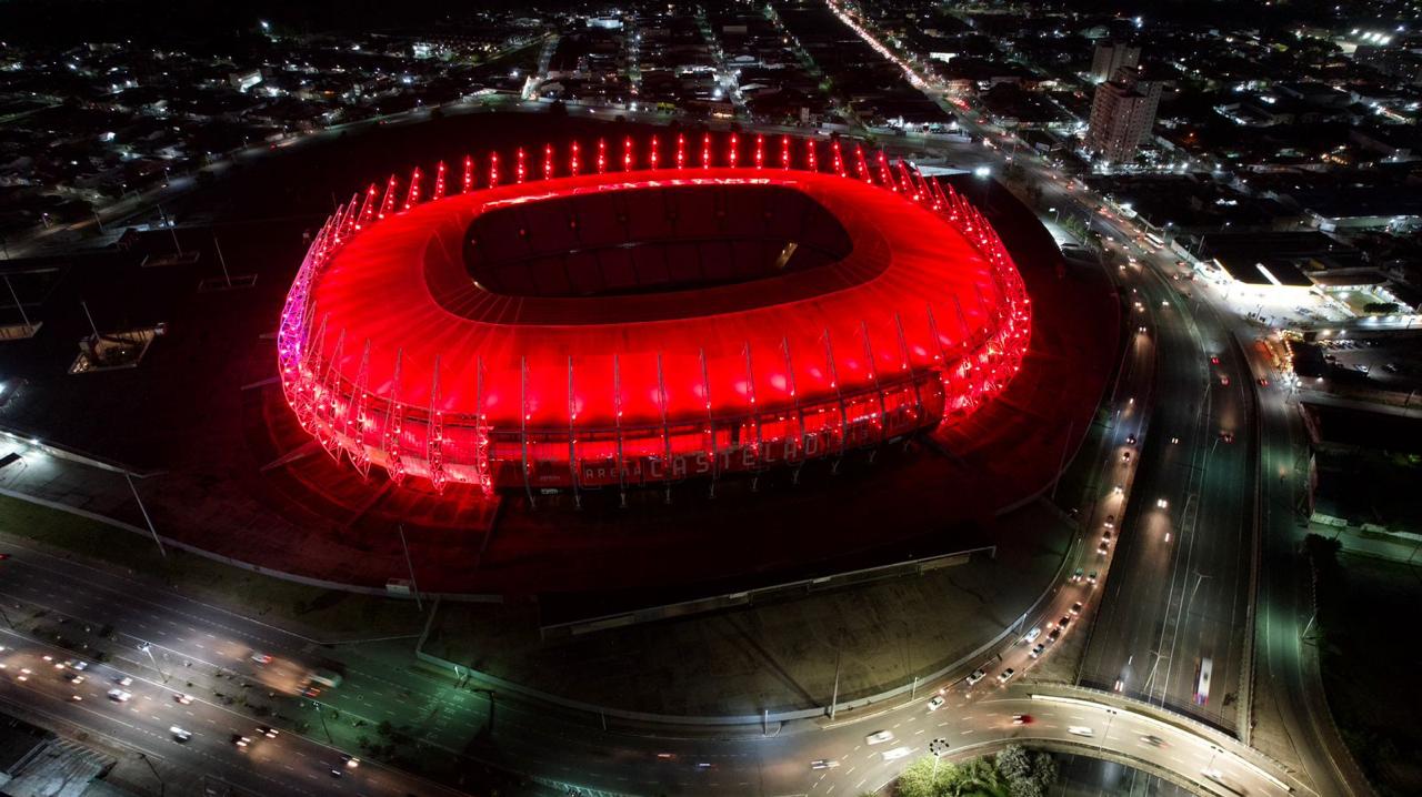 Arena Castelão ganha iluminação especial em campanha para incentivar doação de sangue