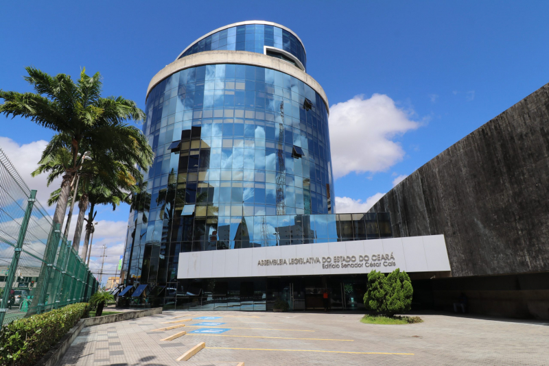 Alece publica convocação de analistas e técnicos aprovados em concurso de 2021