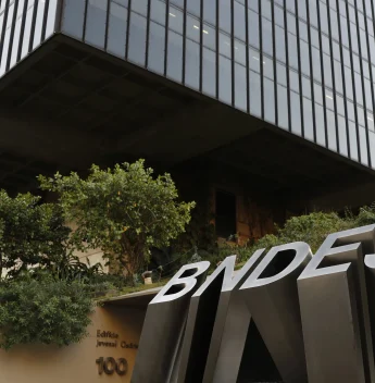 Governo prepara plano para socorrer setores afetados por tarifaço