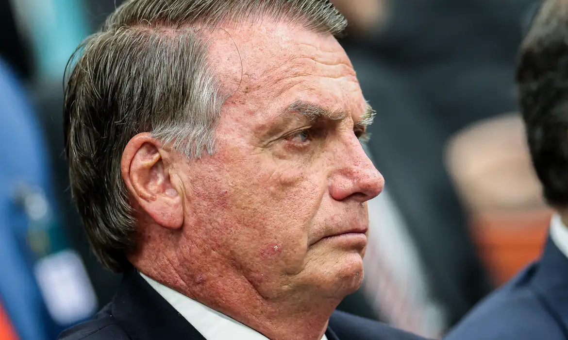 Bolsonaro passa mal em evento em Goiás e é submetido a bateria de exames em Brasília