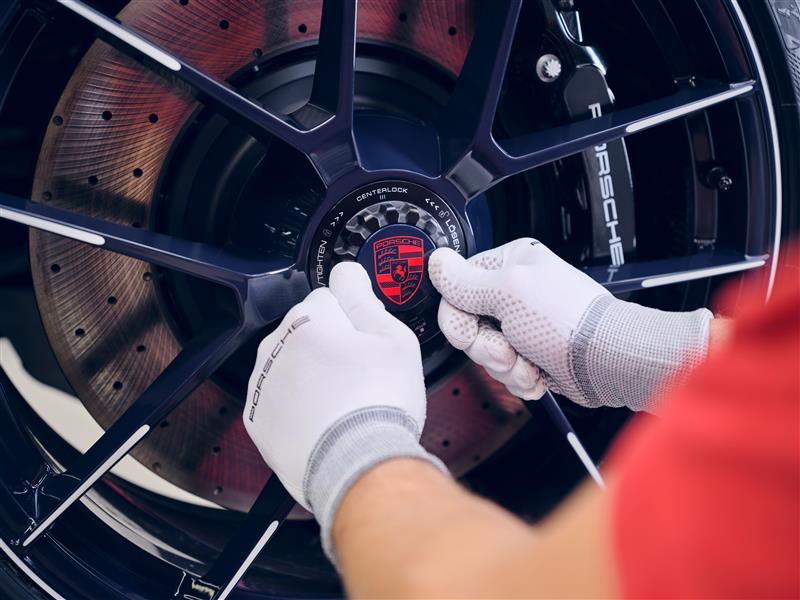 Calota Na Cor Blusogno Com Escudo Porsche Especialmente Pintado Em Vermelho Para A Ocasião E Uma Homenagem à Cor Simbólica De Ferragamo