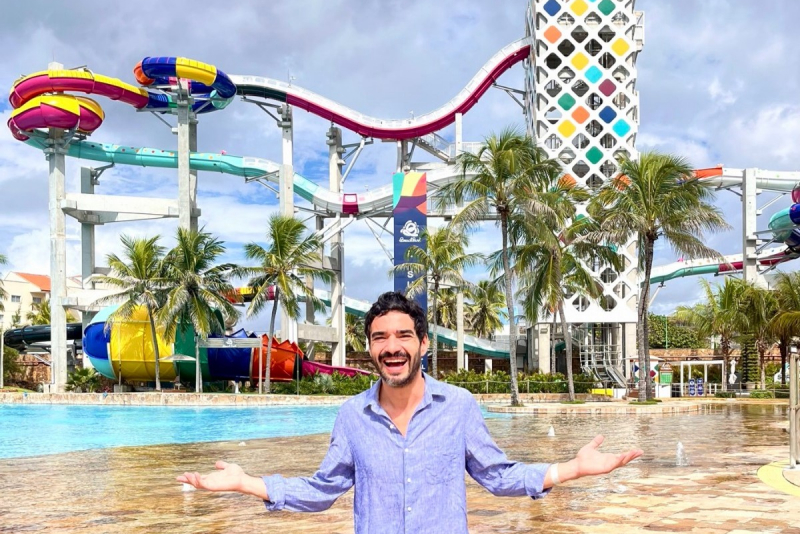 Caio Blat aproveita dias de descanso no Beach Park e grava episódio especial do Agora Pod